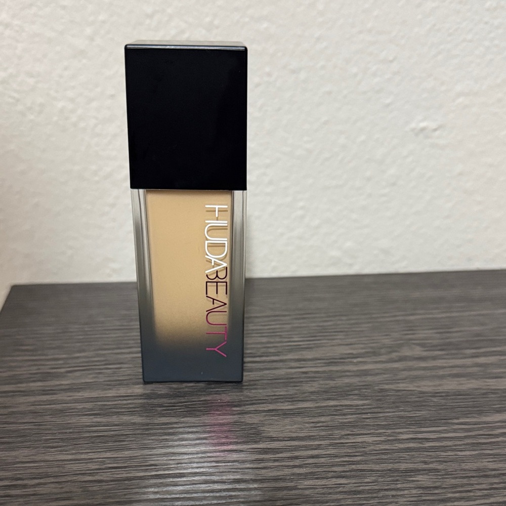 Huda Beauty Luminous Matte Foundation 
-Angel Food 110 N
Used once!